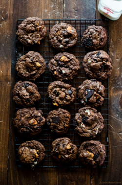 foodiebliss:  Slutty Brownie Cookies  My kind of cookie lol