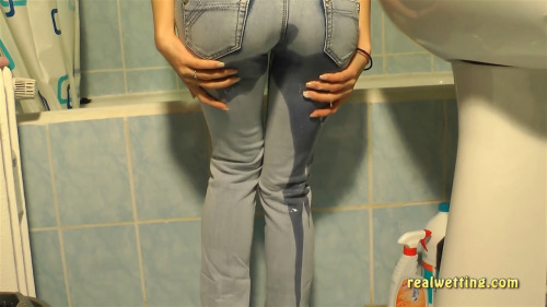 pee-fetish: Antonia peeing in her jeans
