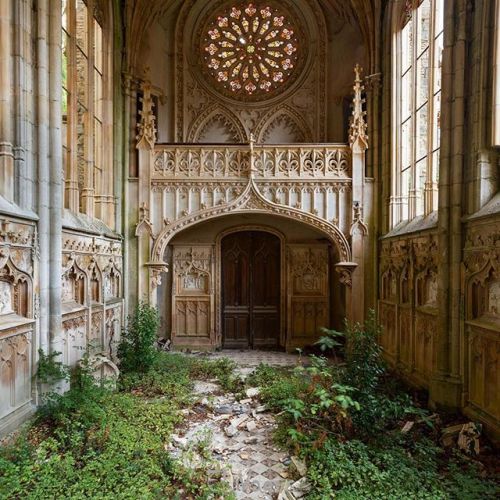basava:Abandoned church in France. Photo by El Vagus.