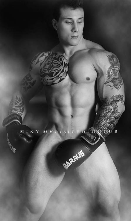 whitepapermuscle:  Riky Casanova