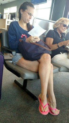 studdcubb:  bigbeernutz:  Waiting at the airport  😍😍😍 love candid feet!