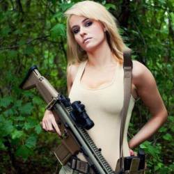 guns-and-babes:Babe with gun