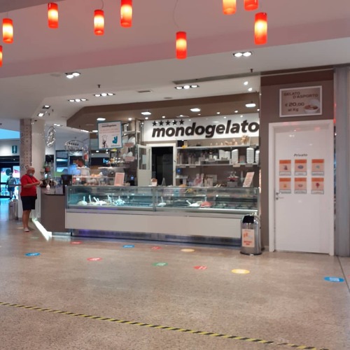 Una capatina al #CentroCommercialeBrianza , dopo le visite doverose cimitero, anzitutto, e chiesa, ma senza superstrada, la vecchia provinciale che porta a #niguarda ☕🥛 al #mondogelatoilCaffè ed un'occhiatina al #Goldenpoint...