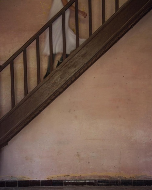 Editing: @fabinilender . . .#fabinilender #selfportrait #stairs #staircase #abandonedplaces #pueblog