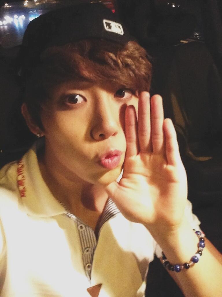 fuckyeahukiss:  Kissme 잘가요 잘자 おやすみ HoonNight 뿅 ㅋㅋㅋㅋㅋpic.twitter.com/Y43vkEjG71