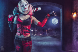 hotcosplaychicks:  Harley and the Moon by truefdFollow us on Twitter - http://twitter.com/hotcosplaychick