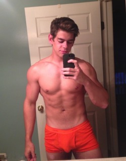 exclusivekiks:  Sexy white boy 🔥🔥  Follow me:  http://exclusivekiks.tumblr.com/