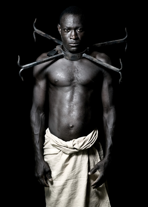   Zwischen dem 16. und 19. Jahrhundert wurden Millionen Afrikaner unfreiwillig versklavt. An dieses dunkle Kapitel der Menschheitsgeschichte erinnert der Fotograf Fabrice Monteiro mit seinem Projekt “Maroons”.  