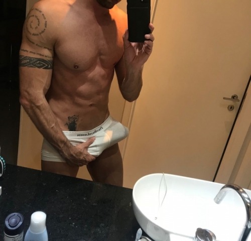 Porn bert–69:  👅Like this? Follow @bert–69 photos