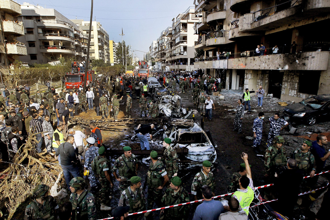 Equipos de rescate libaneses y fuerzas de seguridad cubren el cuerpo de una de las víctimas, luego dos ataques suicidas perpetrados frente a la embajada de Irán, en el barrio Al Yinah, donde al menos veinte personas murieron, entre ellas un agregado...