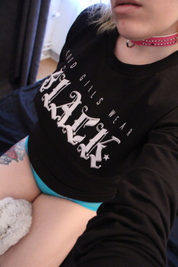 frkenamanda:  Good girls wear black. And