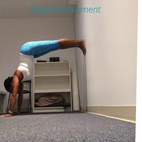 #stretch #balance #fitblackgirls #fit #fitmom #inversions #yoga #yogafun #blackgirlyoga #getfit #org