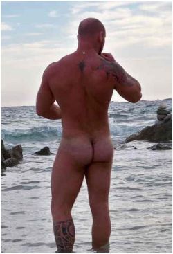 guysthatgetmehard:  beach butt 