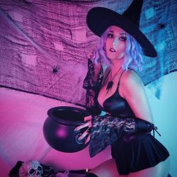 ojeniferann:  🦇😈👻☠ I love Halloween! Happy Friday the 13th everyone! #fridaythe13th #halloween #witch