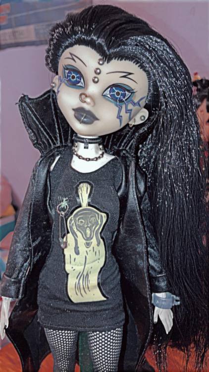 chimichangacongaline: i was itching for another BeGoth doll and managed to get Ivana Scream for a gr