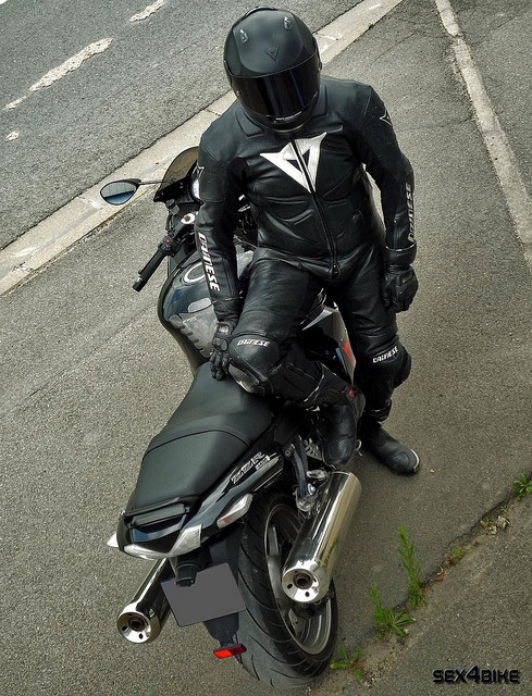 biker-nick:  bb-motorbikes:  Bleuboyz-Lair: Bleuboyz-Lair Boyz n Motor bikes:  Enjoying the ride!   