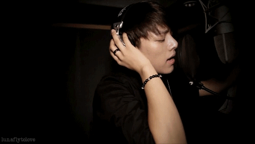 lunaflytolove: I really wanna love somebodyI really wanna dance the night awayI know we’re onl