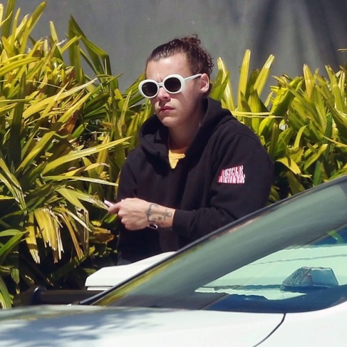 harrymusics: Harry + his white glasses