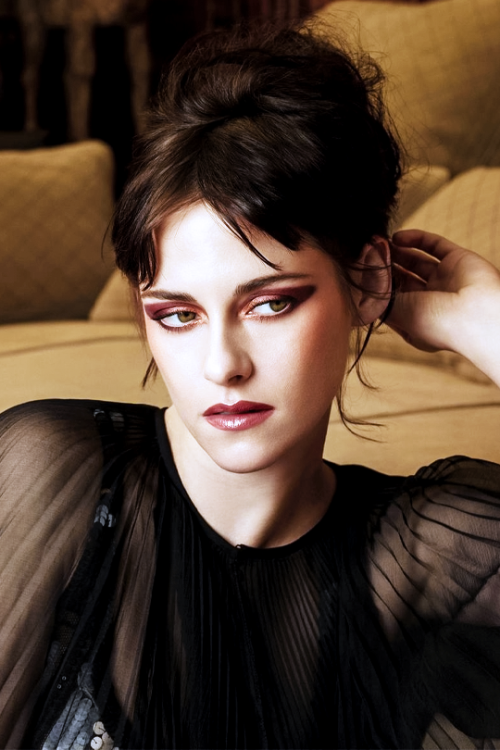 Kristen Stewart Stuns in Chanel Makeup Fall 2023 Ad