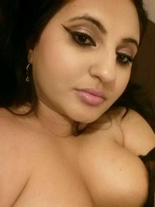 XXX nudedesiart:  Beutiful indian girl showing photo