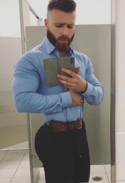 que-culo-miguel:  Love a guy with beard and big butt …..