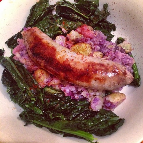 Garlic confit pork sausages from @lindygrundy, black kale, smashed red and purple baby potatoes.