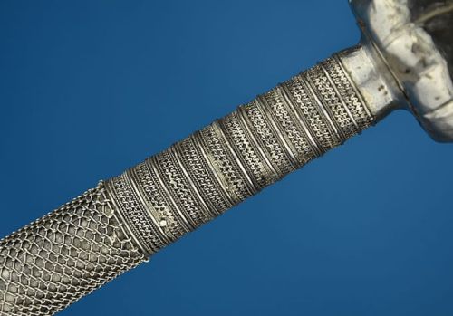 art-of-swords:  Dha SwordDated: circa 1900Place of Origin: Burma or ThailandMeasurements: overall length: 39.5 inches (1000mm); blade length: 24.75 inches (630mm)The long slender hilt is clad in silver featuring silver wire binding. The scabbard is clad