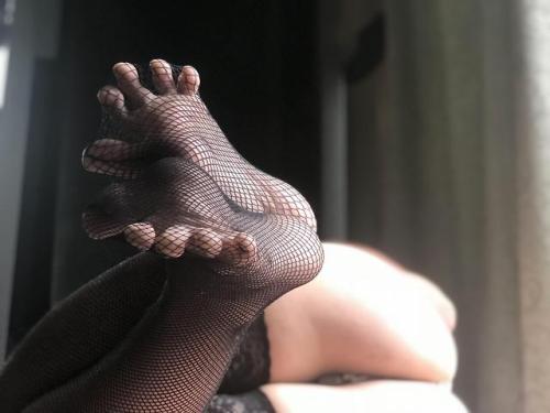 foot-fetish-ladies:Spreading my toes in fishnets