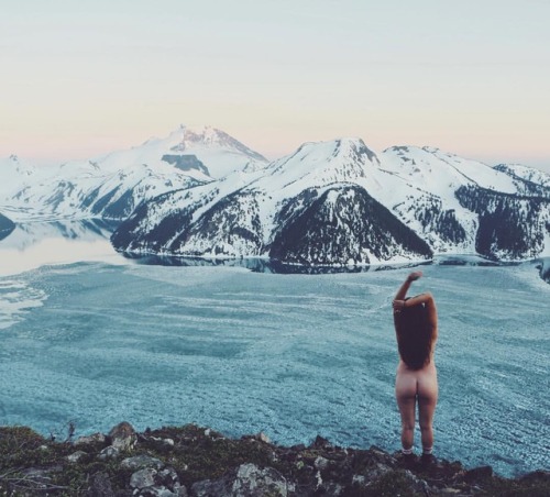 ICY | BUTT This #butt should be freezing but it looks quite relaxed standing next to this freezing w