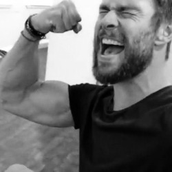 Chris Hemsworth + flexing/arms - Tumbex