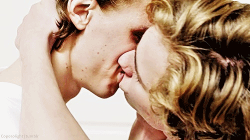 coporolight: “Evolution of Isak’s hand on Even’s neck and hair while they are kiss
