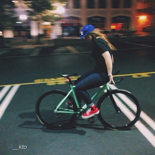 lacletaoficial: fixiegirls: by @__kto “Doing a little backwards riding last night on the Black Labe