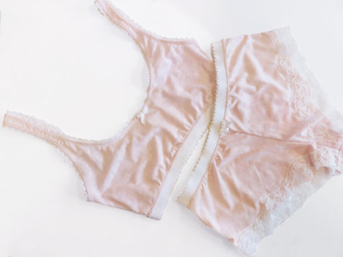 inlovewithburlesquelingerie:  Petale de fleur