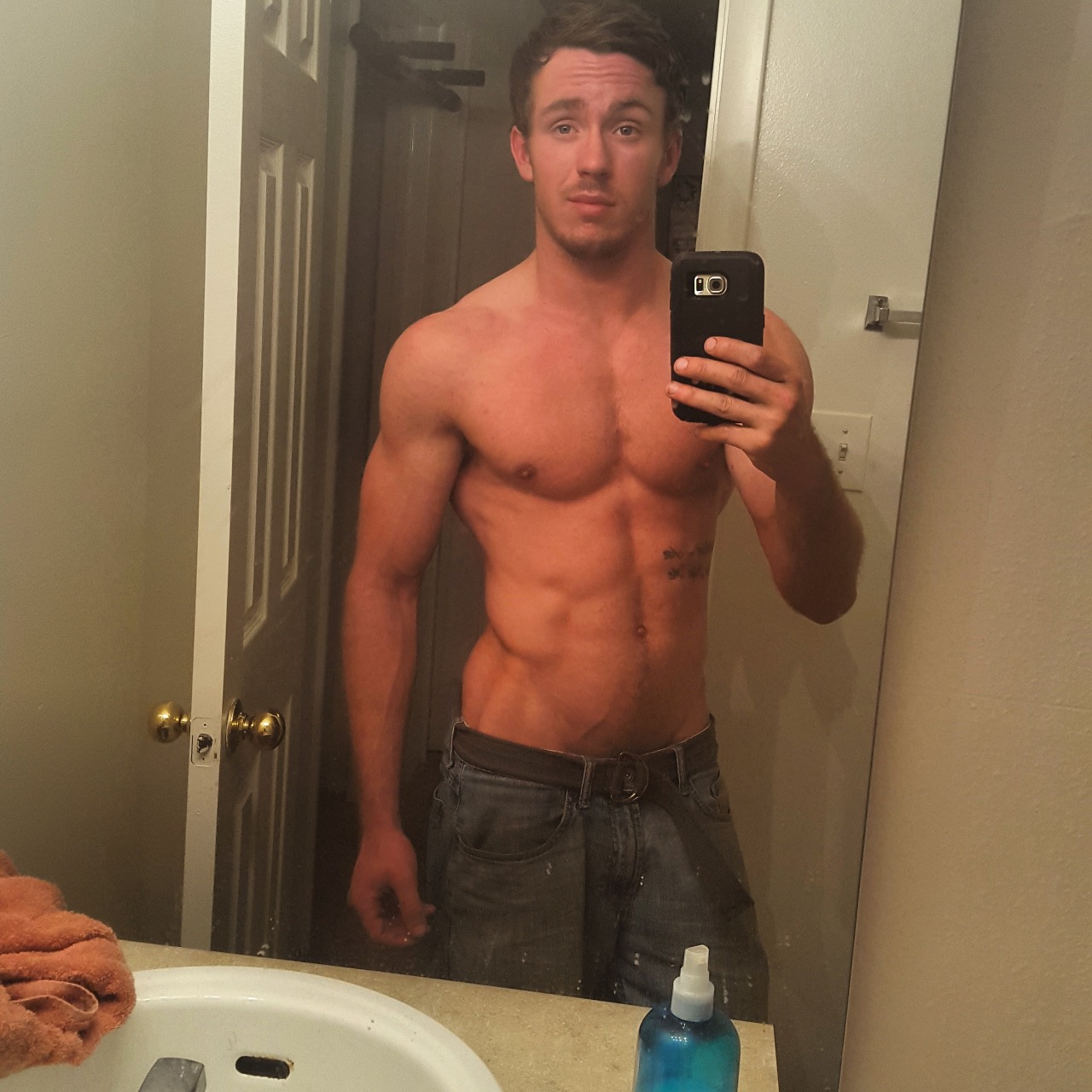 eggplantallweek:  straightdudesexting:  Straight hunk  ACTIVE GAY PORN BLOG. 24/7