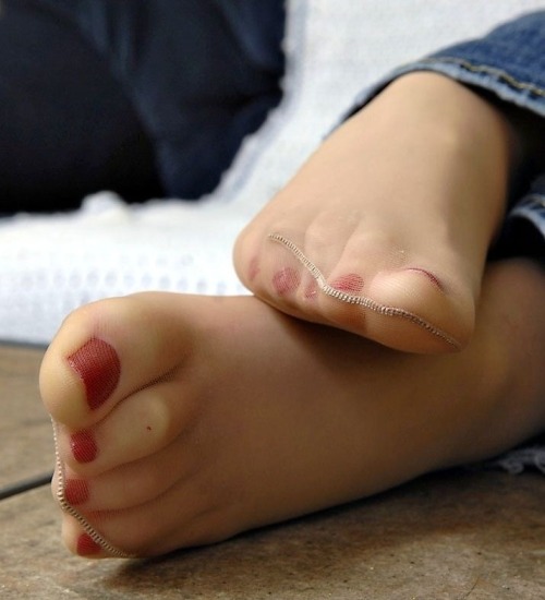 feetmania:- Don’t be shy my babyboy, come and sniff your mom’s pretty toes! You like them, won’t you