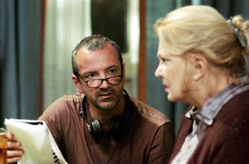 fuckyeahdirectors:  Iain Softley, Kate Hudson, Peter Sarsgaard and Gena Rowlands on-set of The Skeleton Key (2005)