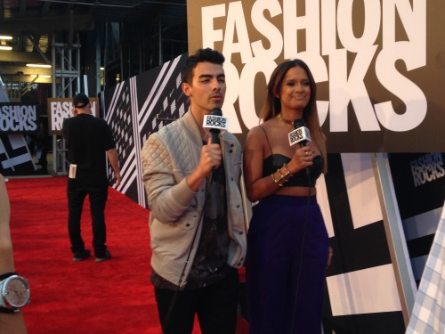 Joe Jonas and Rocsi Diaz hit the #FashionRocks red carpet!