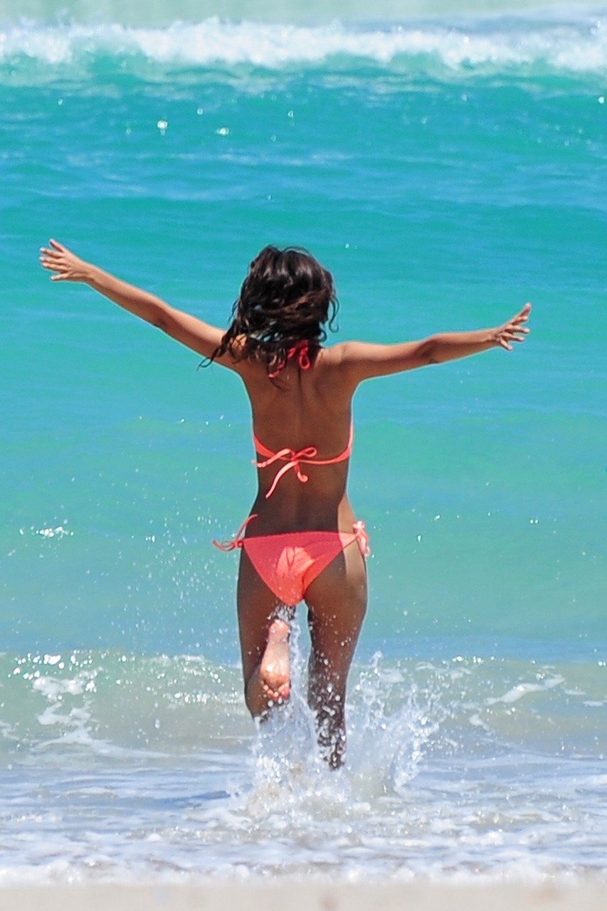 stuffnthings666:  Victoria Justice Bikini