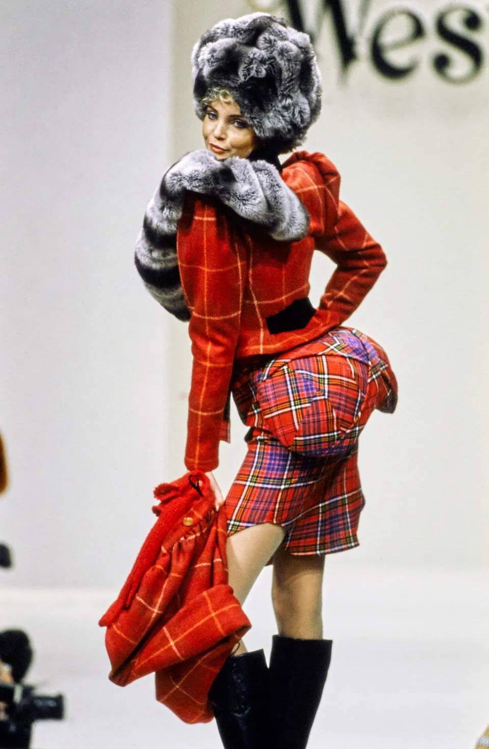 RUNWAY ARCHIVE : Vivienne Westwood A/W 1994 | Nadja Auermann