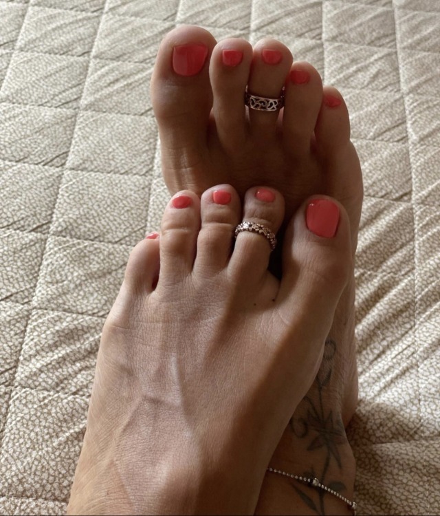 justlookin4u-ti-deactivated2022:cattivaqueen:Perfect feet for a nice morning stroke