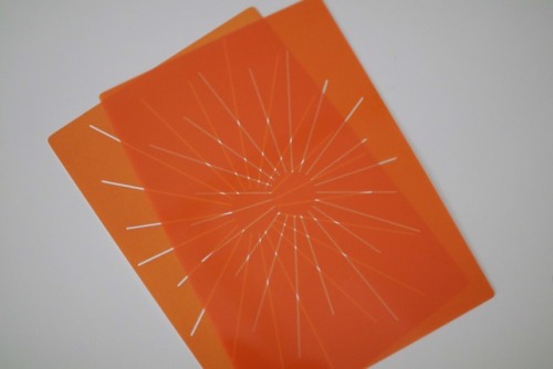 藝術家 Noritake 先生除了繪製插畫線條的創作外，也會以概念的形式參與跨領域的合作，在今年發佈最新作品「SUN」筆記本。橙色筆記本以太陽為主題，全頁內容簡潔無任何線條與文字，附錄配有背襯及墊板，
