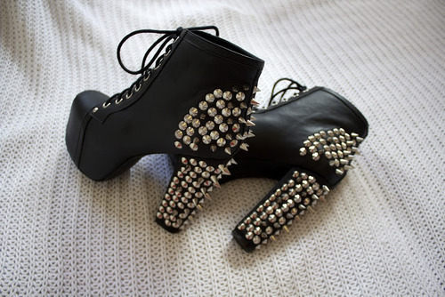 bl00dandroses:  studded | Tumblr on We Heart It - http://weheartit.com/entry/51538899/via/breemurderous