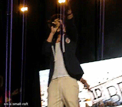 Louis Protecting/reassuring Harry