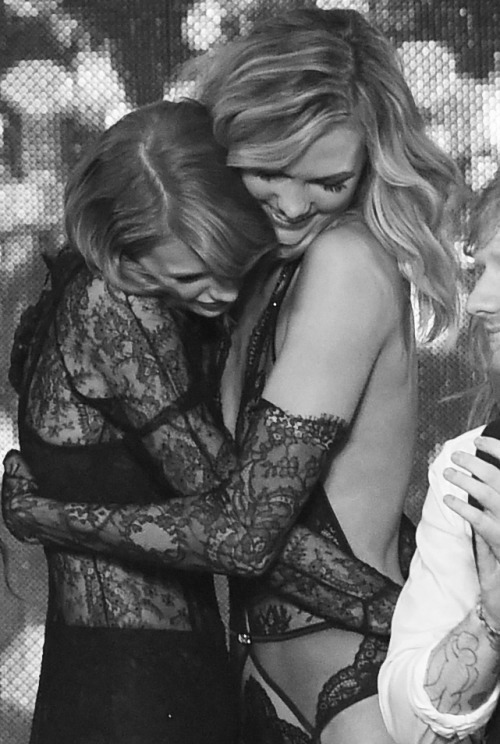 kloss-karlie - Victoria’s Secret Fashion Show (2014)Taylor Swift...