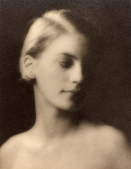 Lee Miller by Arnold Genthe (1927). #inspiration #fw14