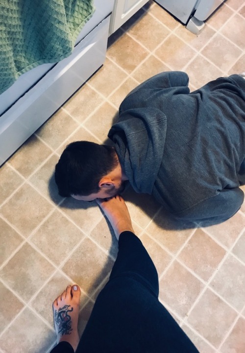 Lay down, worship my feet!!