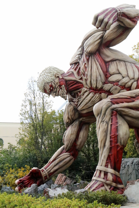 A look inside the SNK THE REAL exhibition at Universal Studios Japan, including the Armored Titan statue, food stand, and souvenir stand!Exhibition Dates: January 13th to June 25th, 2017More on past and current SNK THE REAL || Shingeki no Kyojin News