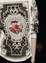 samrockawell:  FASHION MEME ⇢ BAROQUE  Style is a magic wand, and turns everything that it touches to gold.  