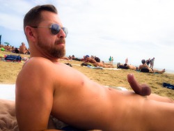 razoruniverse:  tightshort:  Beach boner  Heaven 