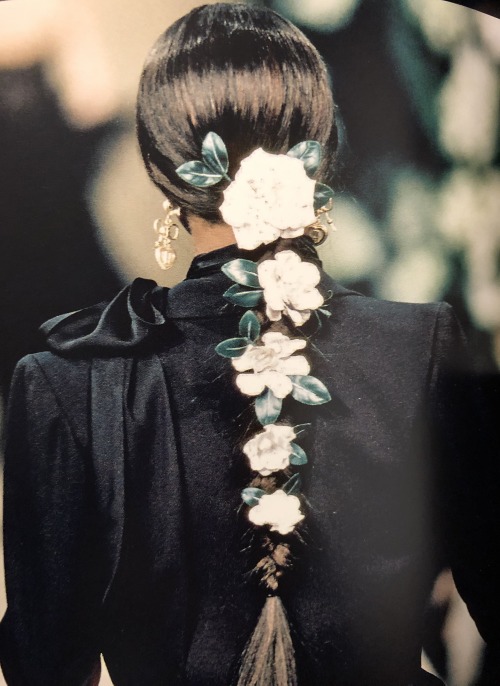 mesillusionssousecstasy:Défilé automne-hiver 1998-1999 Haute Couture    - Yves Saint Laurent - Défilé Haute Couture (Editions La Martinière)